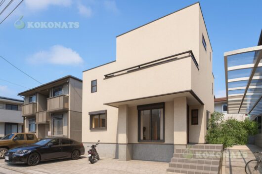 シンプルモダンな戸建住宅の外観パース 住宅地に計画された戸建住宅の外観建築パースです。箱型のシンプルなボリューム構成と落ち着いた外壁仕上げにより、周辺環境になじむ住宅外観を3DCGで可視化しています。設計検討時のボリューム確認や、施主への完成イメージ共有を目的とした外観パースです。