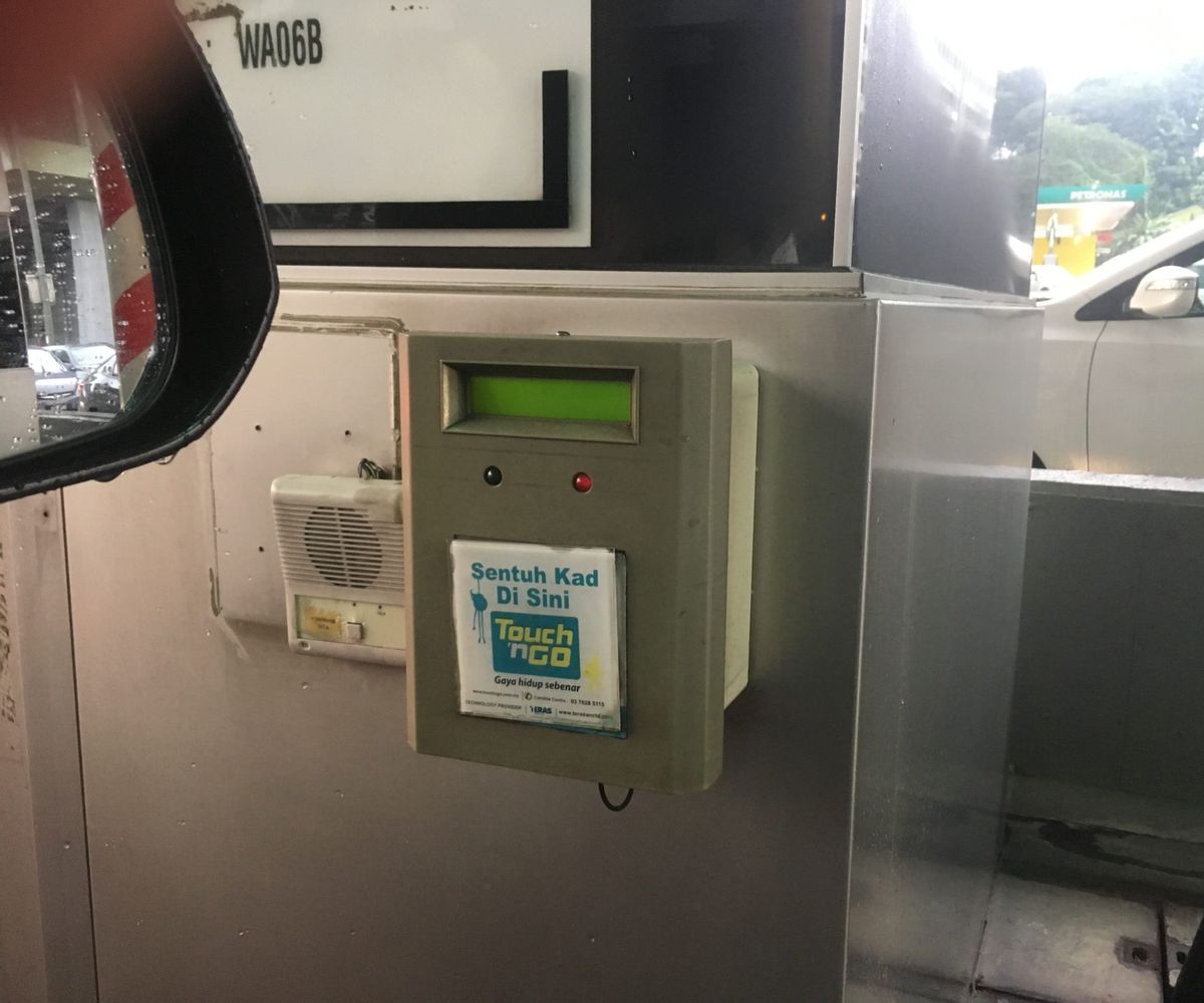料金所ブースの壁に設置されたTouch 'n Goカードの読み取り機。運転席の窓のすぐ横の高さにある(筆者撮影)
